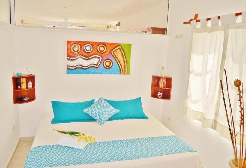 2 makuuhuoneen sviitti sivuttaisella merinäköalalla, Corales Suites