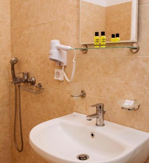 Chambre Standard, Nikos
