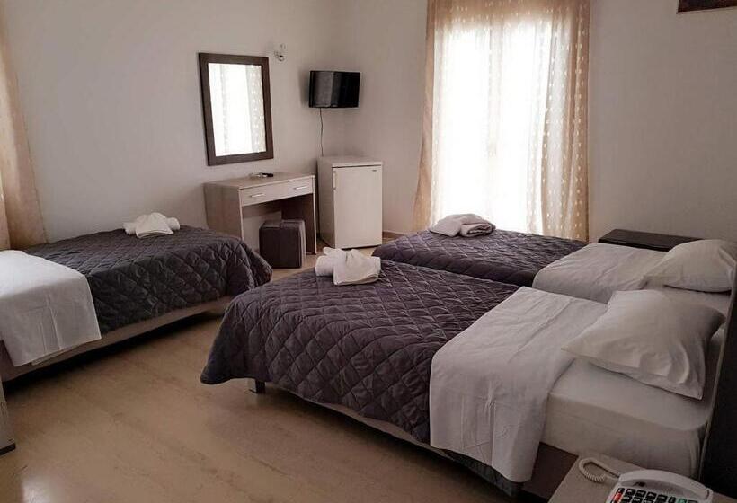 Chambre Triple Standard, Nikos