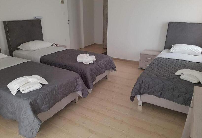 Chambre Triple Standard, Nikos