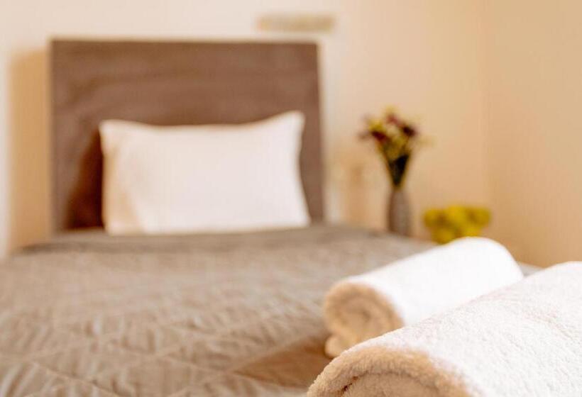 Chambre Standard, Nikos