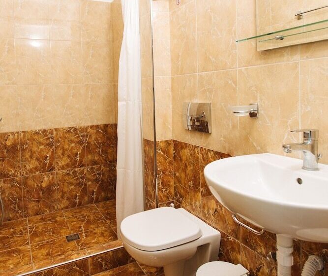 Chambre Triple Standard, Nikos