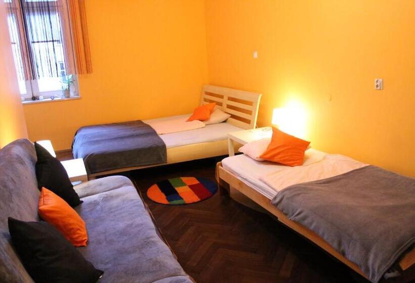 Standard Kolmen Hengen Huone Jaettu kylpyhuone, Hostel Centrum Sabot