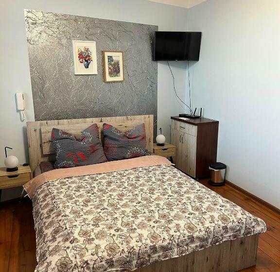 Номер Economy, Jedności Hostel