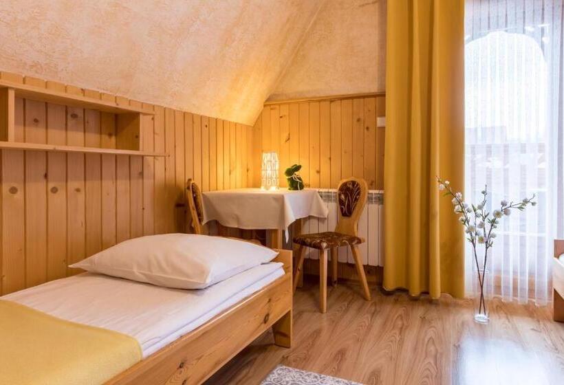 Трехместный Номер Стандарт с Балконом, Gościniec Nad Potokiem