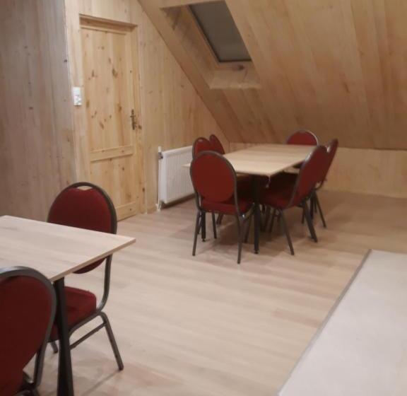 标准间, Domek Pod Akacjami