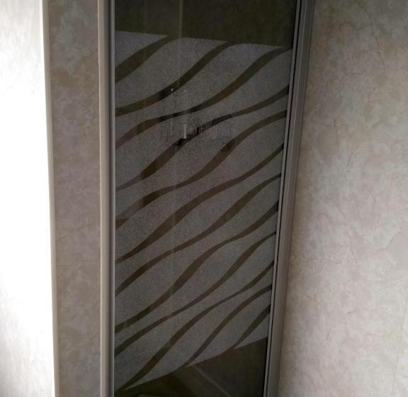 חדר משפחתי, Central Wave