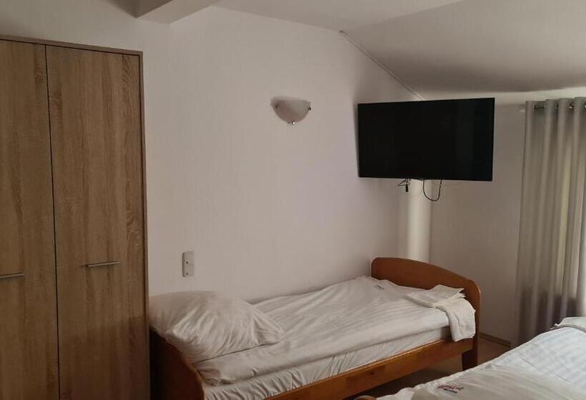 标准三人间, Motel Za Miedzą
