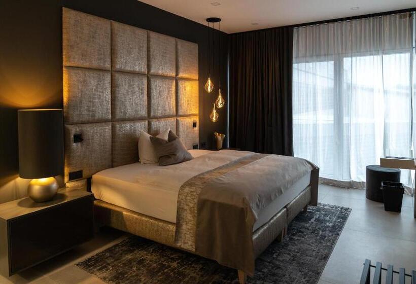 חדר סופריור, The Newsha Signature Home