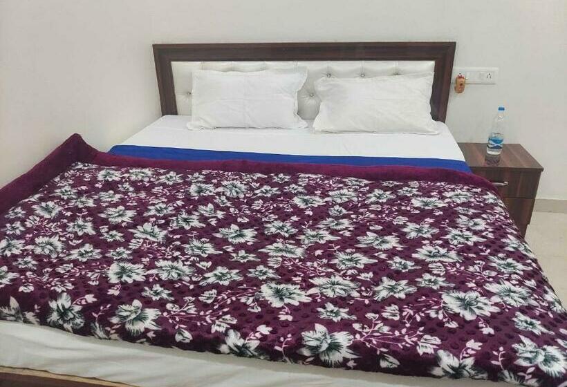 Трехместный Номер Классика, Oyo 70355  Shaurya