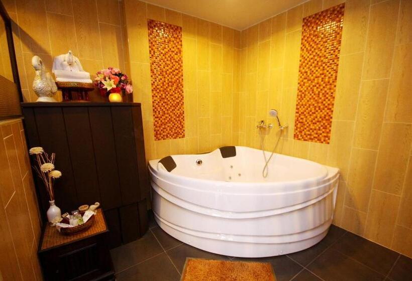 سوئیت با وان آب گرم, Cm Night Bazaar Boutique Hotel โรงแรม ซี เอ็ม ไนท์บาซาร์ บูทีค   Sha Plus Certified