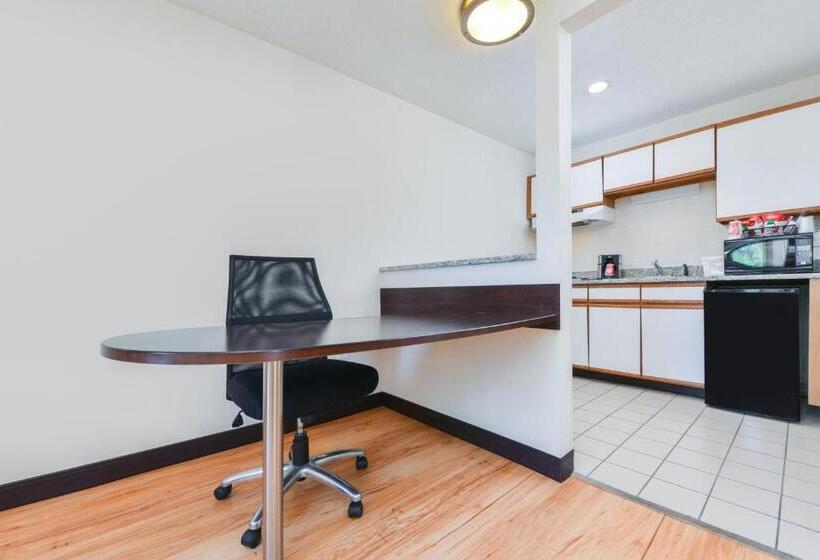 Люкс Кровать Кинг, Red Roof Inn Plus+ & Suites Guilford