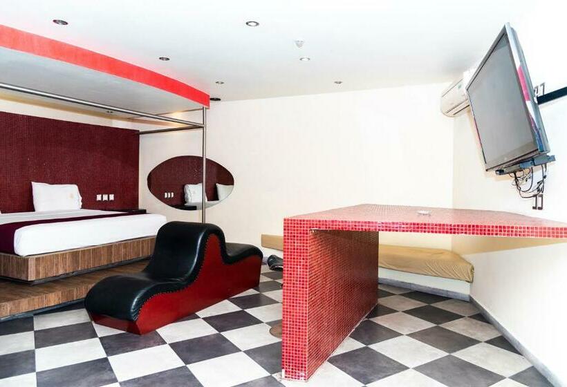 استودیوی لوکس, Dluxe Auto Hotel Adults Only