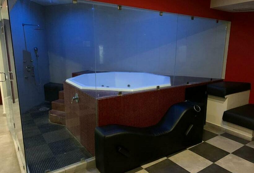 استودیوی استاندارد, Dluxe Auto Hotel Adults Only