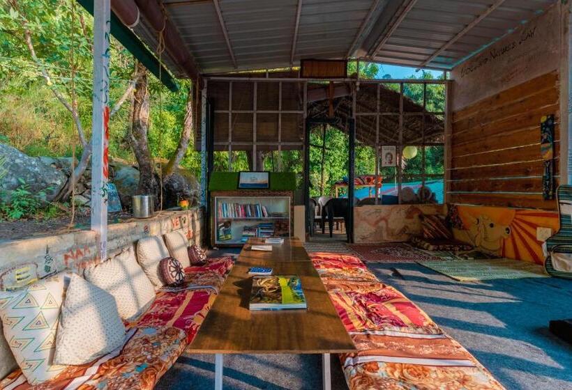 共用房间的床, Vista Hostel Jeolikote, Nainital