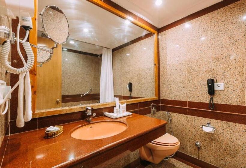 클럽 룸, Willow Banks   Boutique 4 Star Hotel On The Mall Road Shimla