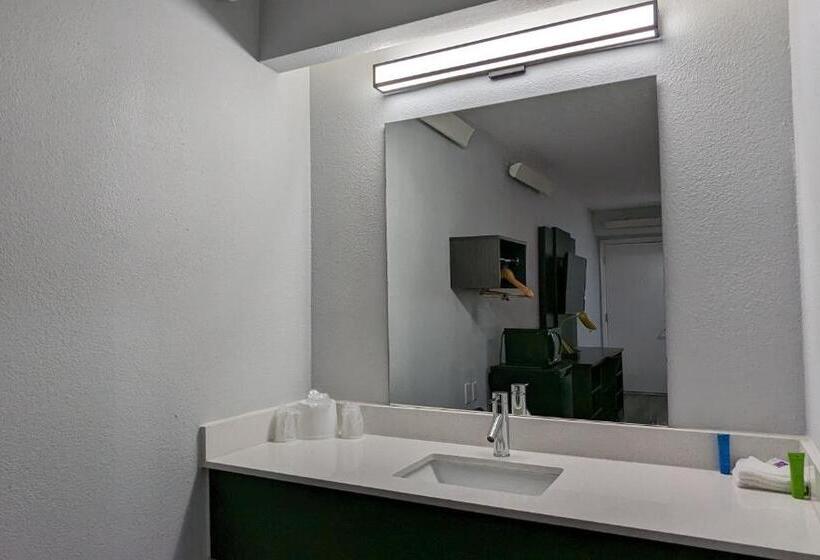 适合残疾人士使用的带超级大床的标准间, Motel 6 Nashua, Nh  South