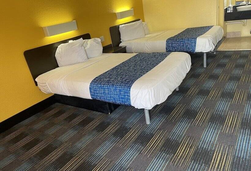 Номер Стандарт 2 Двуспальные Кровати, Travelodge By Wyndham Benton Harbor Mi