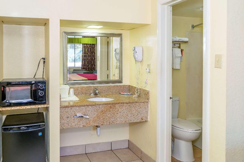 キングサイズベッドのスタンダードルーム, Econo Lodge Weldon  Roanoke Rapids