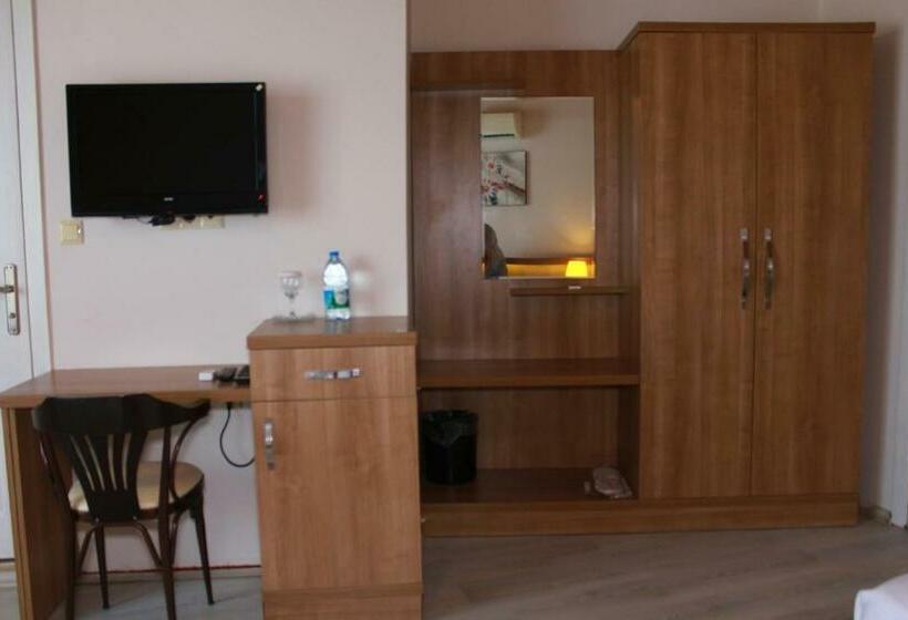 Economy Quadruple Room, Sinopsis Resort Otel