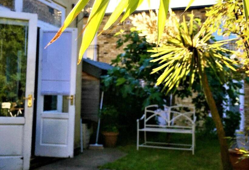 إستوديو قياسى, Kew Studios And Rooms