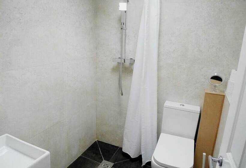 غرفة قياسية ثلاثية, Kew Studios And Rooms