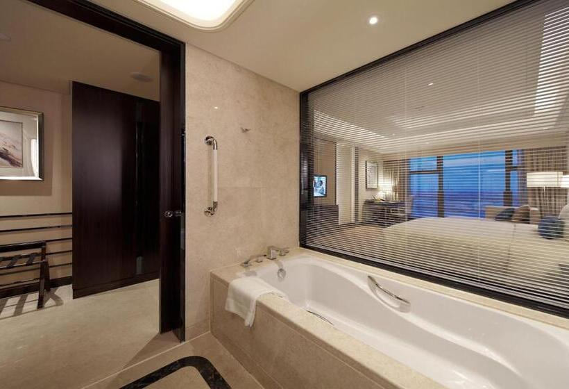 Deluxe room with river view, Crowne Plaza Guangzhou Zengcheng, An Ihg Hotel  Canton Fair Free Shuttle Bus