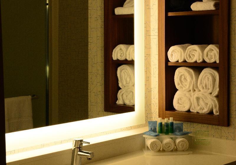 이그제큐티브 룸 킹사이즈 침대, Holiday Inn Express & Suites Lexington Park California, An Ihg