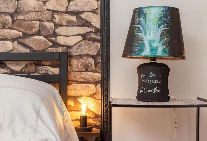 اتاق لوکس با بالکن, Hostel Art