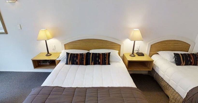 스탠다드 스튜디오, Wallaceville Motor Lodge