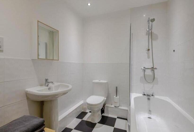 Дом 2 Спальни, Rossendale Holiday Cottages & Spa