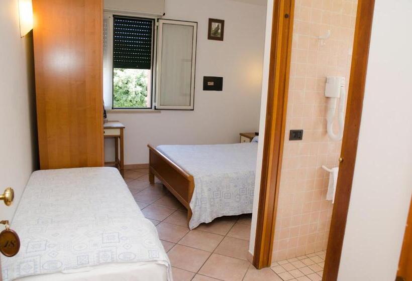 اتاق استاندارد سه نفره, Albergo Cenni