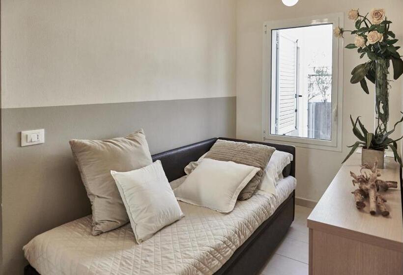 Полулюкс Классика, Rouge Hotel International