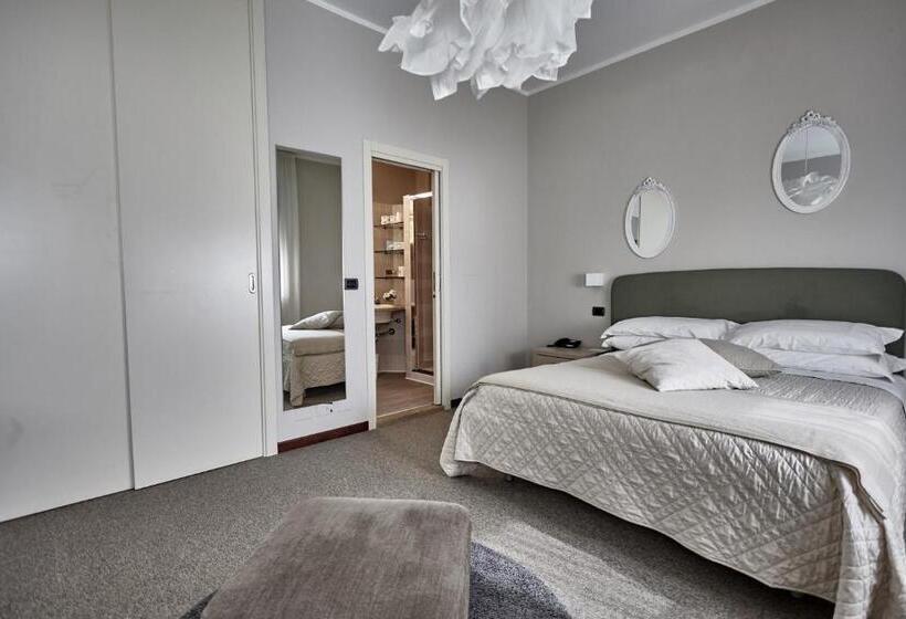 Полулюкс Вид на Бассейн, Rouge Hotel International