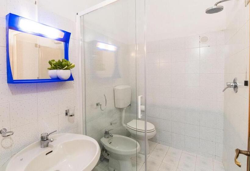 Economy Triple Room, Casa Fubis