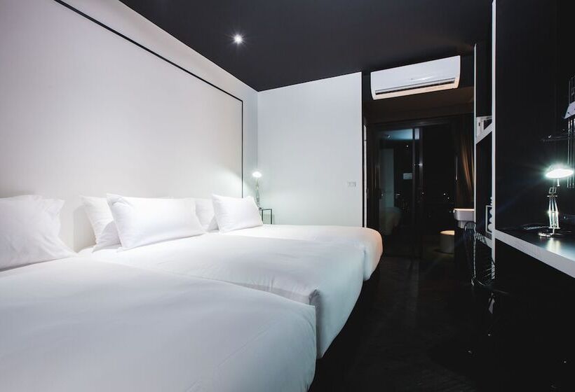 디럭스 트리플 룸, Blu Monkey Hub And Hotel Phuket Town  Free All Day Coworking Space