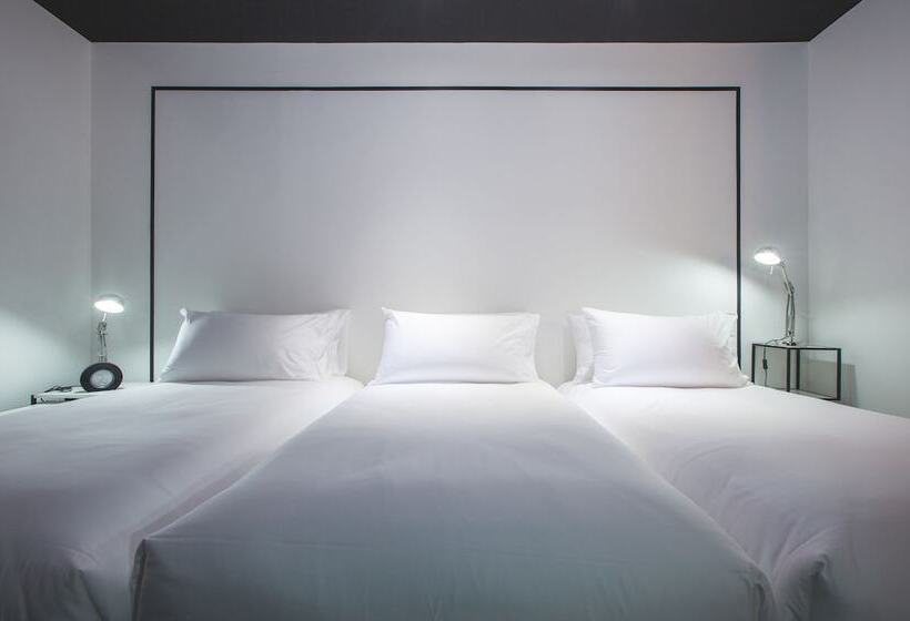 디럭스 트리플 룸, Blu Monkey Hub And Hotel Phuket Town  Free All Day Coworking Space