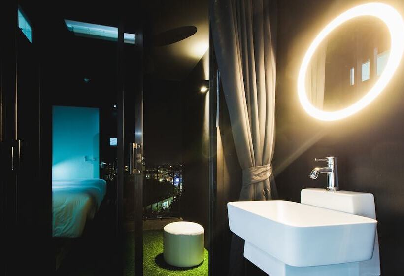 디럭스 트리플 룸, Blu Monkey Hub And Hotel Phuket Town  Free All Day Coworking Space