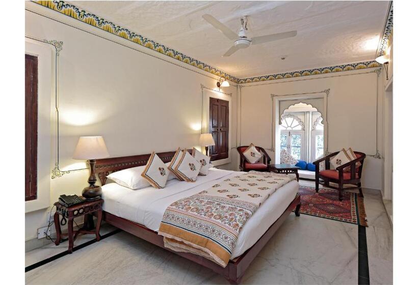 디럭스 룸, Rohet Garh
