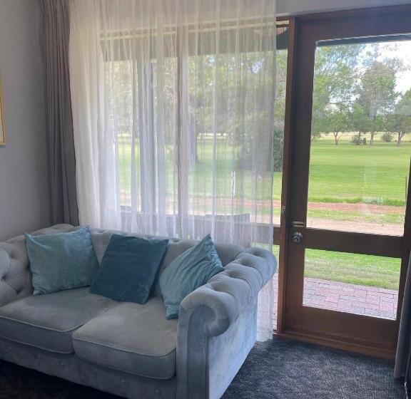 Номер Стандарт с Гидромассажем, Town & Country Motor Inn