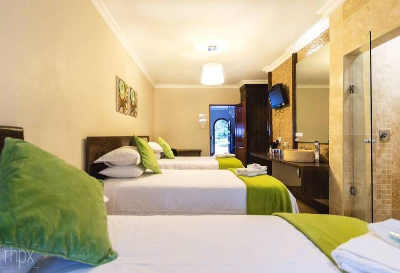 Трехместный Номер Deluxe, Or Tambo Guest House