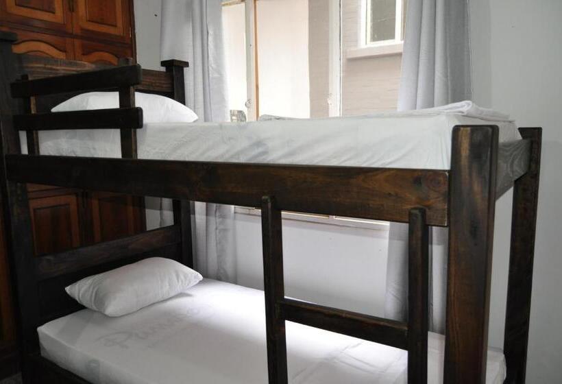 Кровать в Общей Комнате, La Clave Hostel