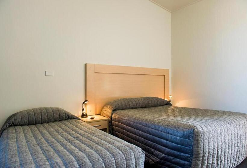 패밀리 룸, Cherry Blossom Motor Inn