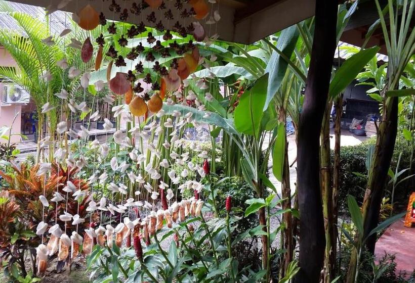 스탠다드 방갈로, Les Fleurs House