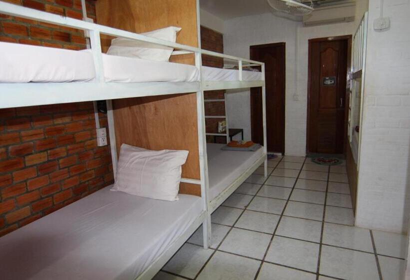 تختخواب در اتاق مشترک, Naga Angkor Hostel
