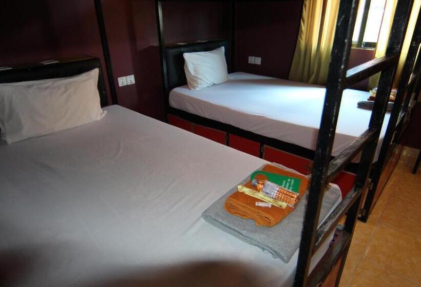 تختخواب در اتاق مشترک, Naga Angkor Hostel
