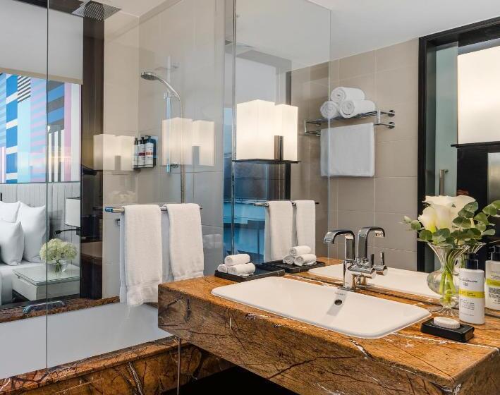 Номер Deluxe с Видом, Pullman Dubai Downtown