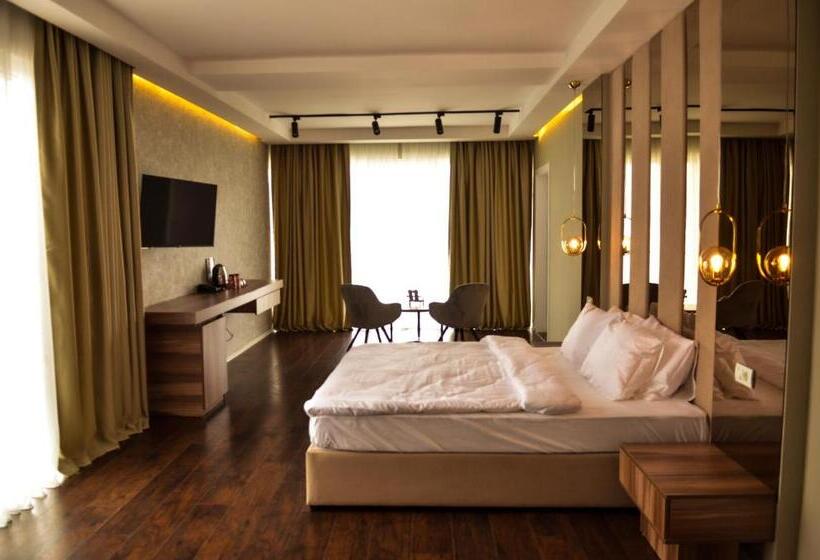Suite with lake view, Cami