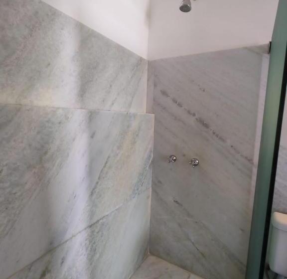 اتاق سوپریور سه تخته, Villa Salvador