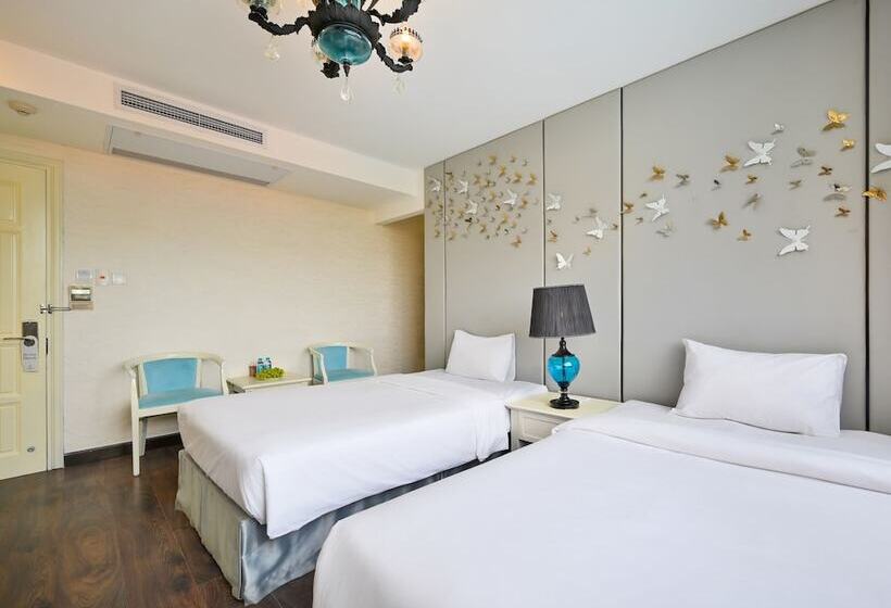 اتاق لوکس سه تخته, California Saigon Hotel & Rooftop Pool